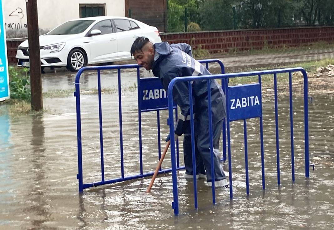 Çanakkale'de sağanak yağış: Sokakları su bastı, tekne battı 2
