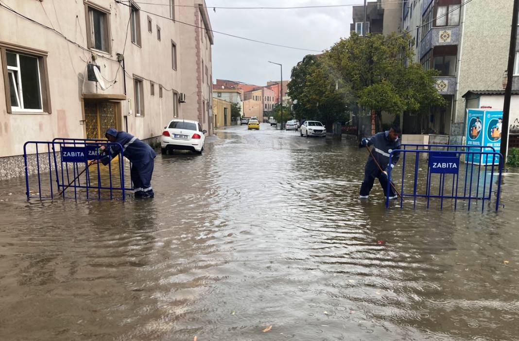 Çanakkale'de sağanak yağış: Sokakları su bastı, tekne battı 1