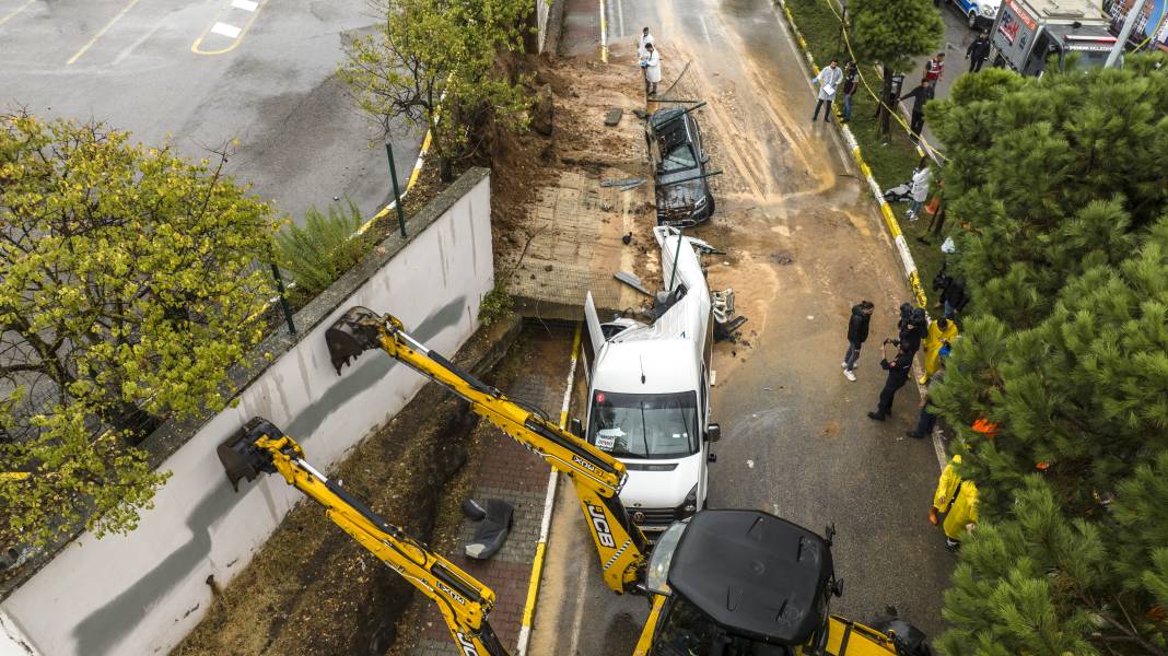 Her yağışta İstanbul'da aynı manzara: Metroları su bastı, yollar göle döndü, istinat duvarı çöktü 2