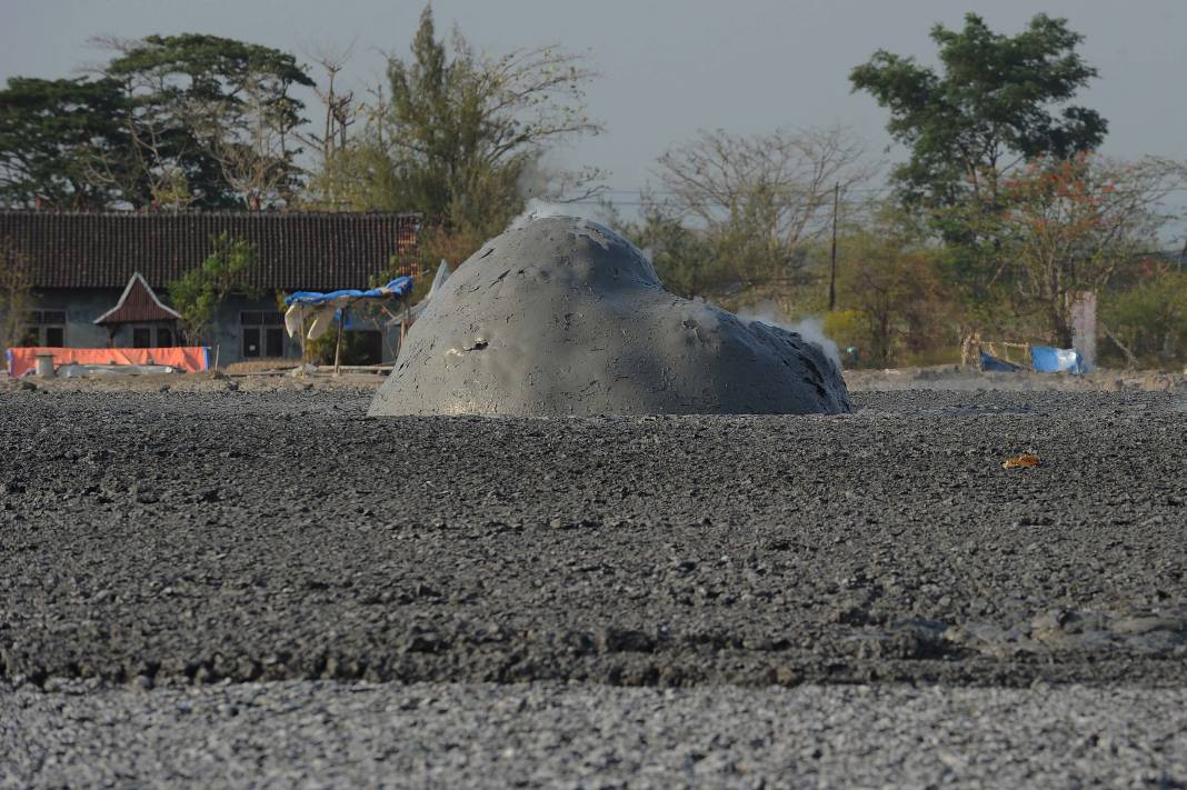 Endonezya'nın çamur volkanları: Her 2 dakikada bir patlıyor! 13