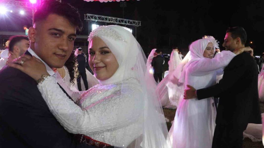 Depremzedelere toplu düğün töreni: 100 çift birden dünyaevine girdi 9