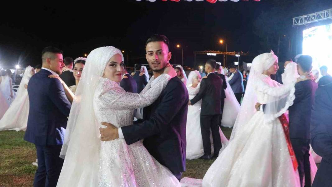 Depremzedelere toplu düğün töreni: 100 çift birden dünyaevine girdi 7