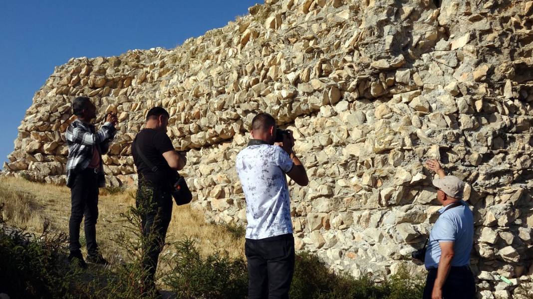 Kuraklık 30 yıl sonra günyüzüne çıkardı: Van Gölü'nde tarihi kale 8