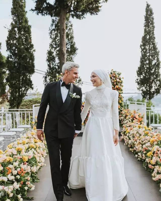 Eşi başörtülü diye yorum yağmıştı! Uğur Bilgin ve eşinin balayı pozları beğenileri topladı 3