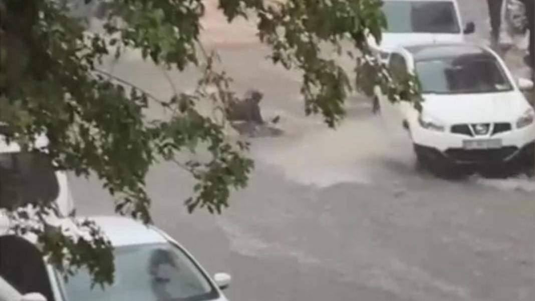 Her yağışta İstanbul'da aynı manzara: Metroları su bastı, yollar göle döndü, istinat duvarı çöktü 11