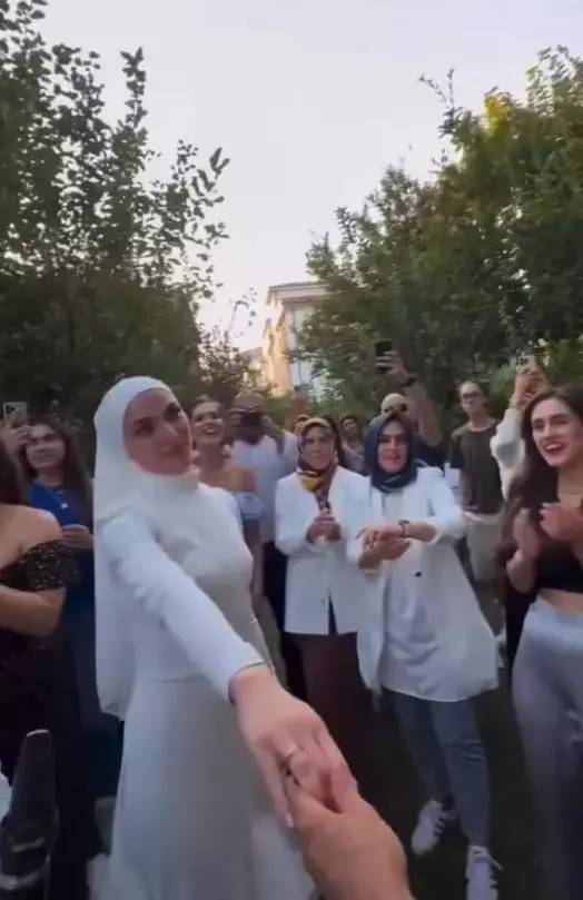 Eşi başörtülü diye yorum yağmıştı! Uğur Bilgin ve eşinin balayı pozları beğenileri topladı 4