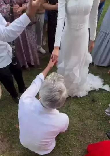 Eşi başörtülü diye yorum yağmıştı! Uğur Bilgin ve eşinin balayı pozları beğenileri topladı 5