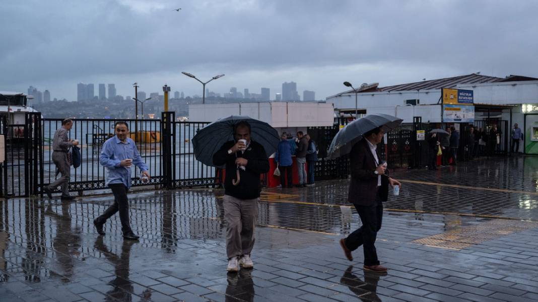 Her yağışta İstanbul'da aynı manzara: Metroları su bastı, yollar göle döndü, istinat duvarı çöktü 13