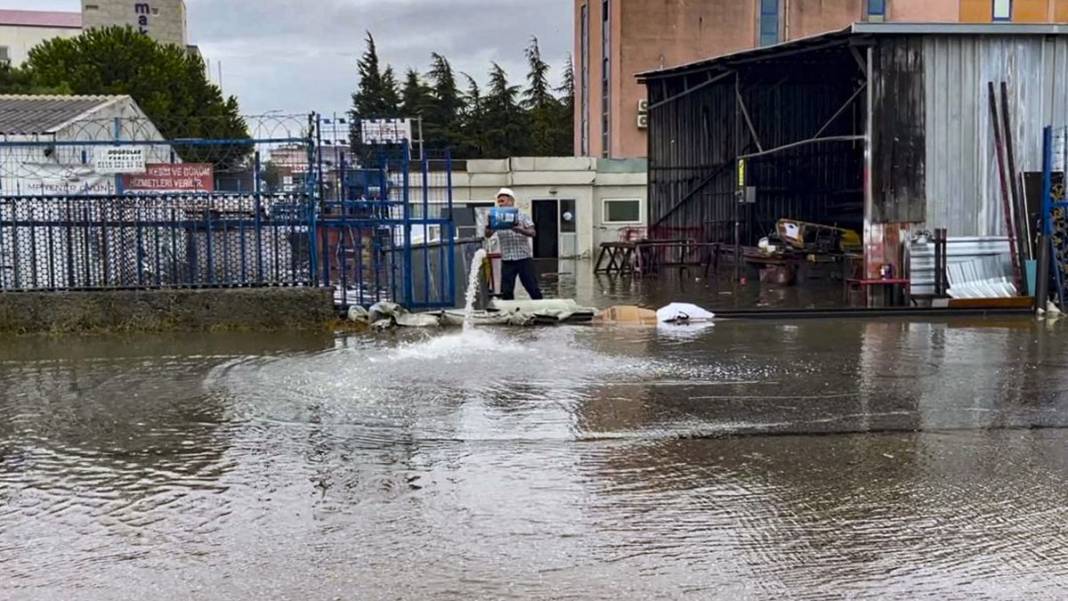 Her yağışta İstanbul'da aynı manzara: Metroları su bastı, yollar göle döndü, istinat duvarı çöktü 14