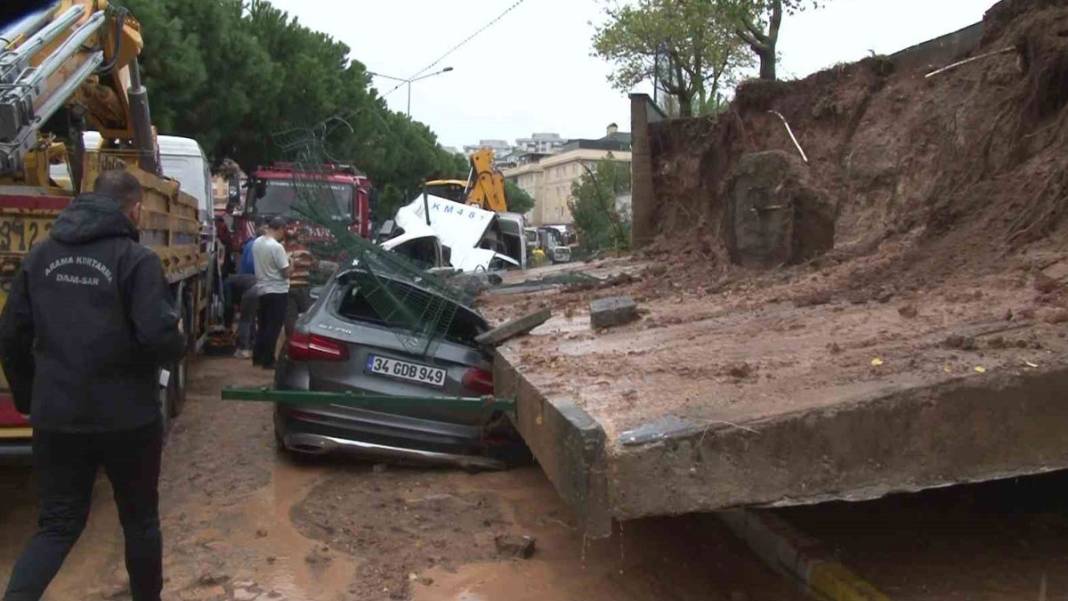 Her yağışta İstanbul'da aynı manzara: Metroları su bastı, yollar göle döndü, istinat duvarı çöktü 4