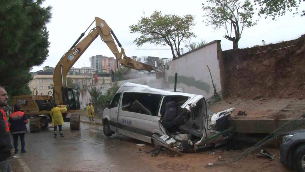 Her yağışta İstanbul'da aynı manzara: Metroları su bastı, yollar göle döndü, istinat duvarı çöktü 3
