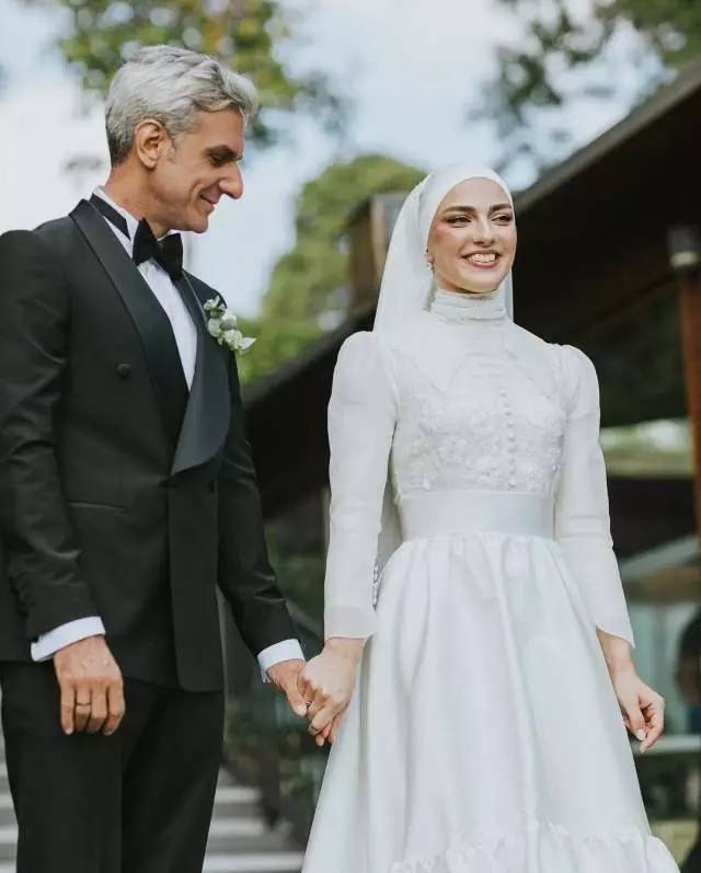 Eşi başörtülü diye yorum yağmıştı! Uğur Bilgin ve eşinin balayı pozları beğenileri topladı 6