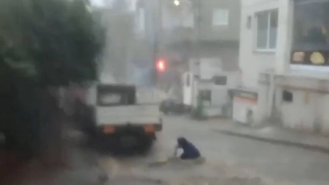 Her yağışta İstanbul'da aynı manzara: Metroları su bastı, yollar göle döndü, istinat duvarı çöktü 12