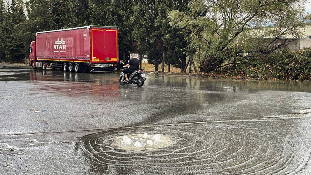 Her yağışta İstanbul'da aynı manzara: Metroları su bastı, yollar göle döndü, istinat duvarı çöktü 1