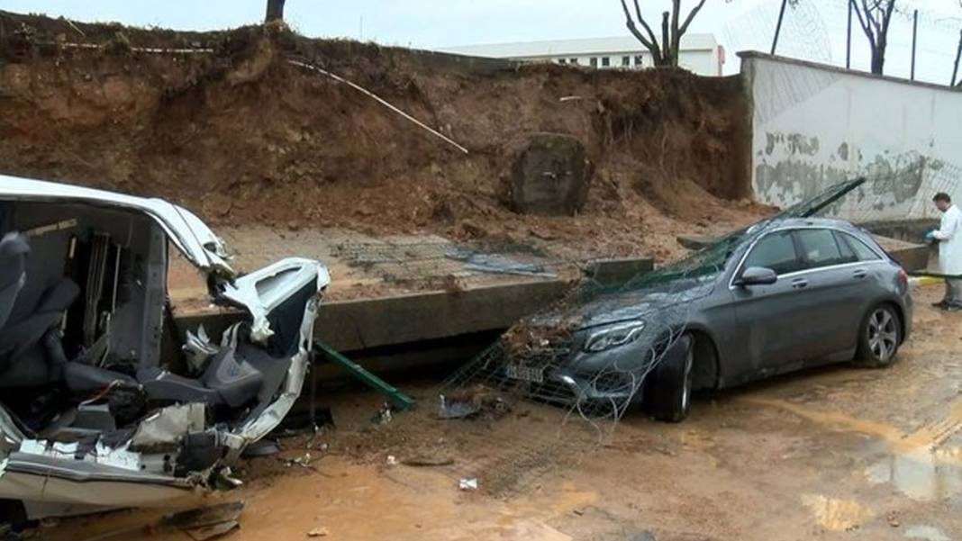 Her yağışta İstanbul'da aynı manzara: Metroları su bastı, yollar göle döndü, istinat duvarı çöktü 7