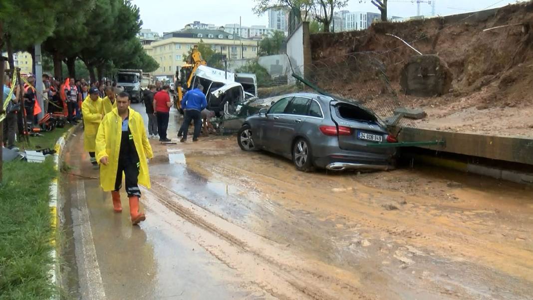 Her yağışta İstanbul'da aynı manzara: Metroları su bastı, yollar göle döndü, istinat duvarı çöktü 5