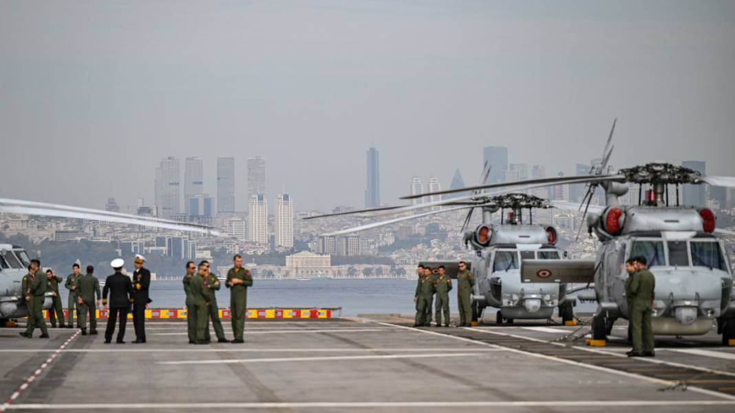 Cumhuriyet'in 100'üncü yılında tarihi geçit! Türk Donanması İstanbul Boğazı'nda 3