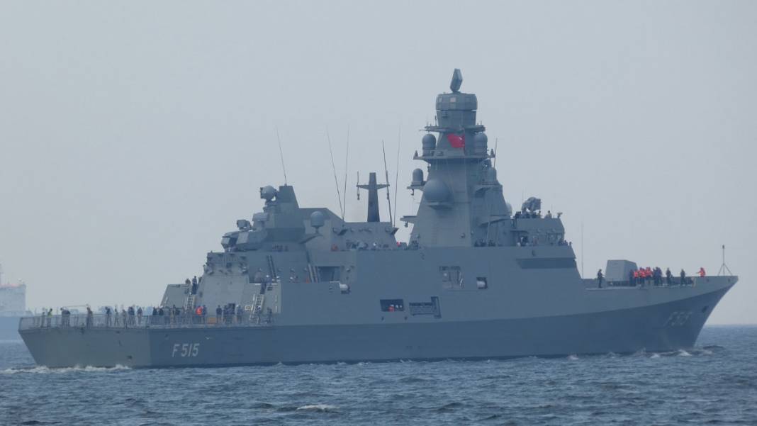 Cumhuriyet'in 100'üncü yılında tarihi geçit! Türk Donanması İstanbul Boğazı'nda 1