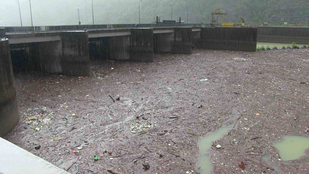 Şiddetli yağış Artvin'i vurdu: Heyelan, sel, su taşkınları... 13
