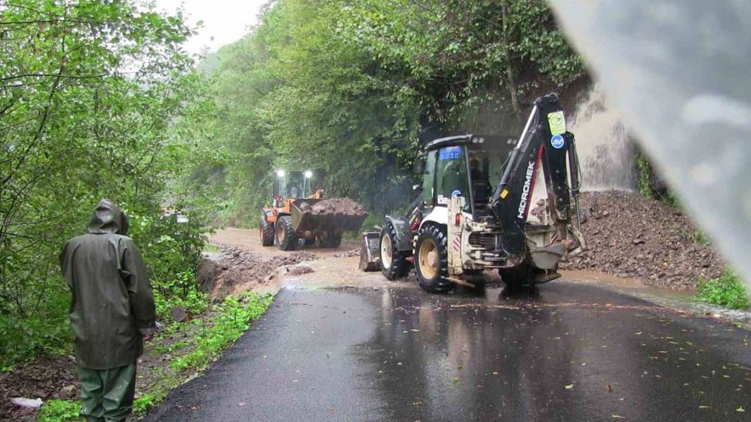 Şiddetli yağış Artvin'i vurdu: Heyelan, sel, su taşkınları... 12