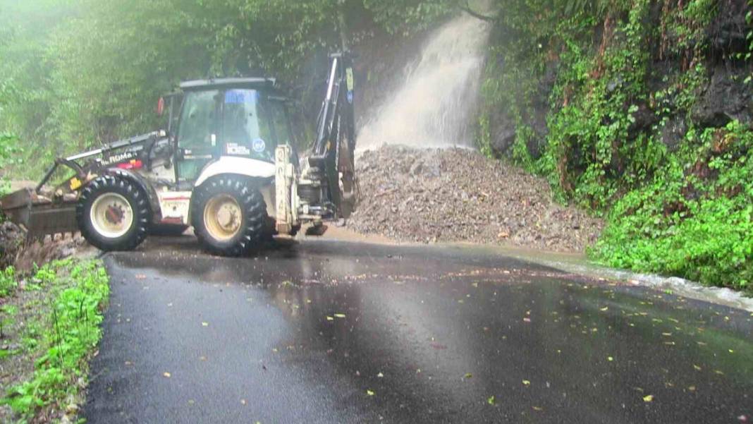 Şiddetli yağış Artvin'i vurdu: Heyelan, sel, su taşkınları... 14