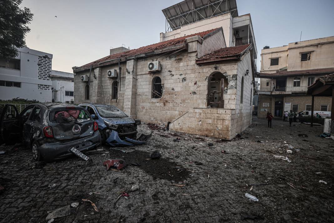 İsrail'in vurduğu hastanede katliamın izleri! Facianın boyutu gün ağarınca ortaya çıktı 5