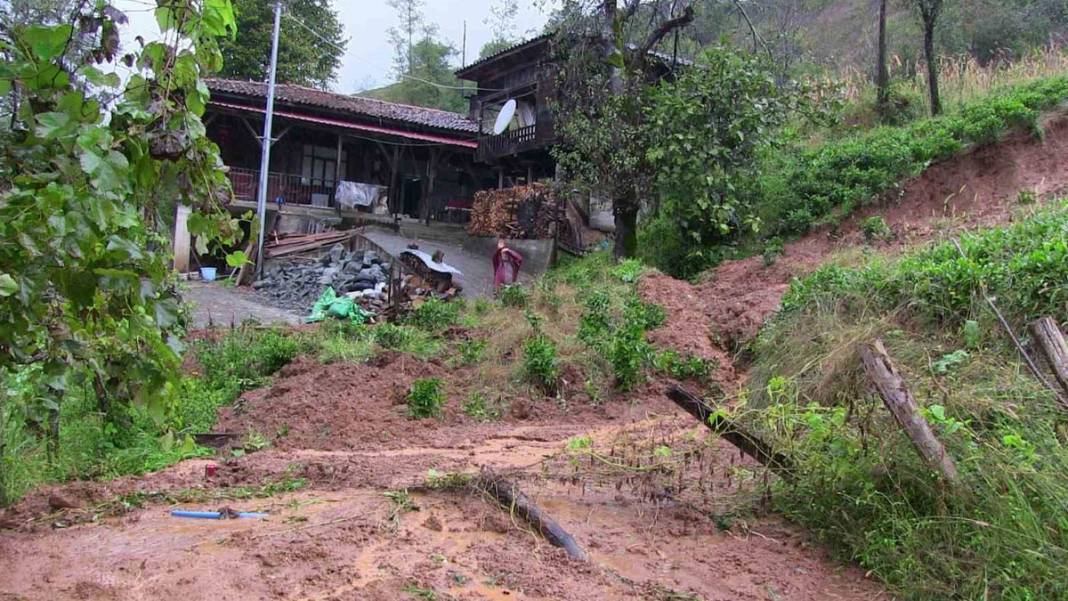 Şiddetli yağış Artvin'i vurdu: Heyelan, sel, su taşkınları... 11