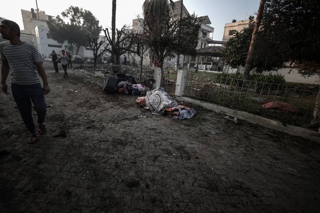 İsrail'in vurduğu hastanede katliamın izleri! Facianın boyutu gün ağarınca ortaya çıktı 4