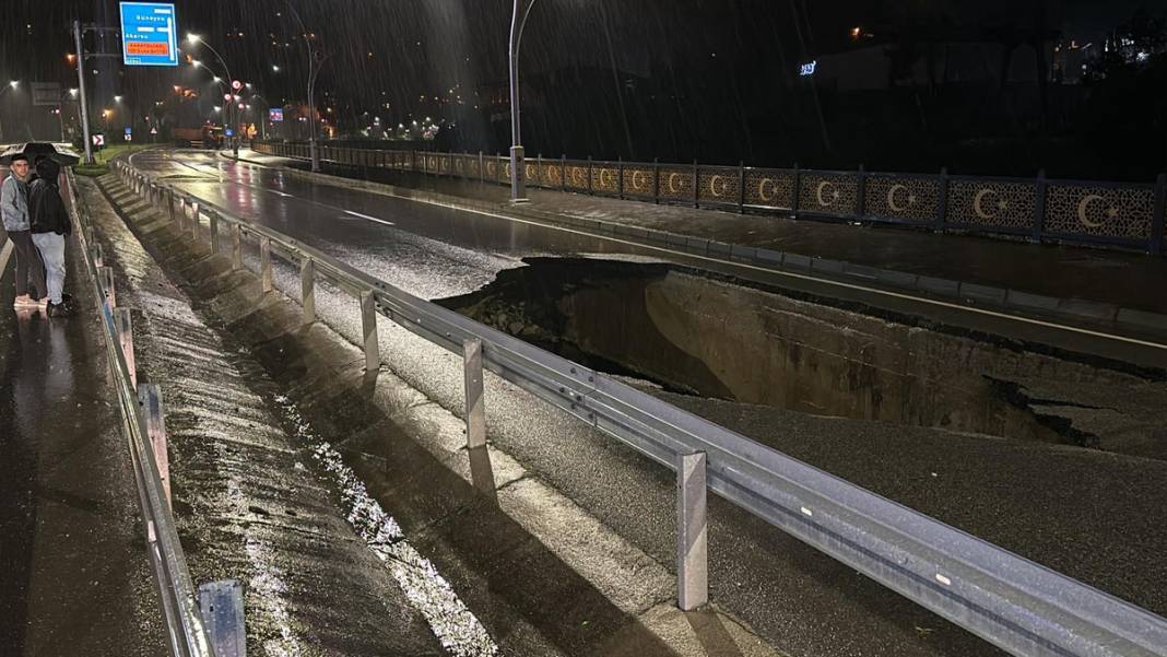 Rize'de şiddetli yağışlar etkili oluyor: Karayolu çöktü 2