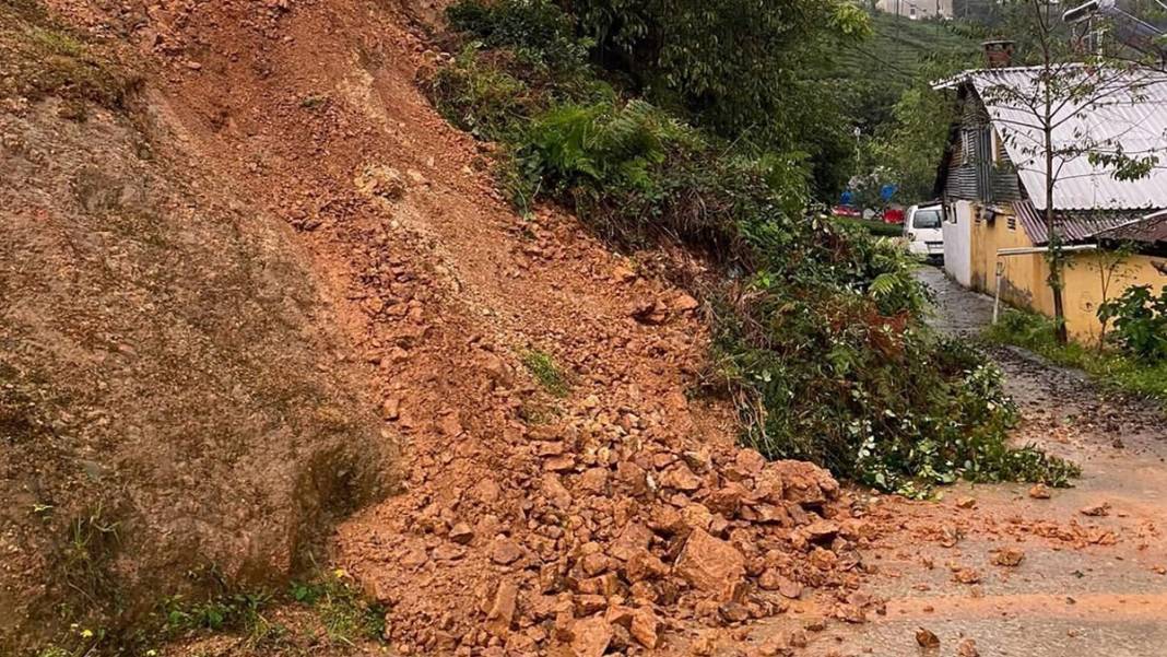 Rize'de şiddetli yağışlar etkili oluyor: Karayolu çöktü 6
