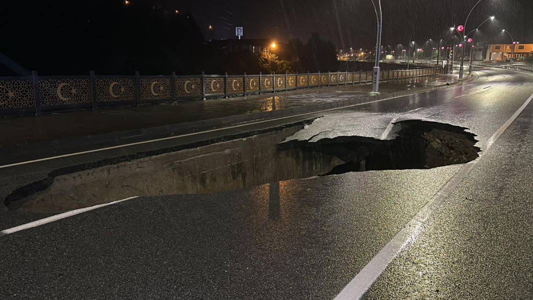 Rize'de şiddetli yağışlar etkili oluyor: Karayolu çöktü 4