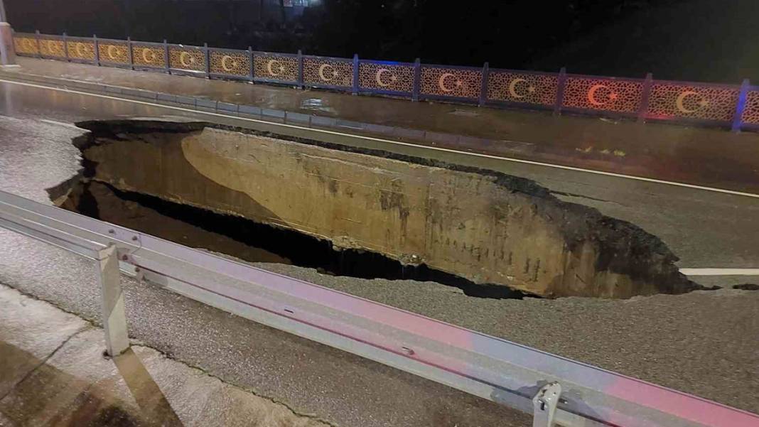 Rize'de şiddetli yağışlar etkili oluyor: Karayolu çöktü 1