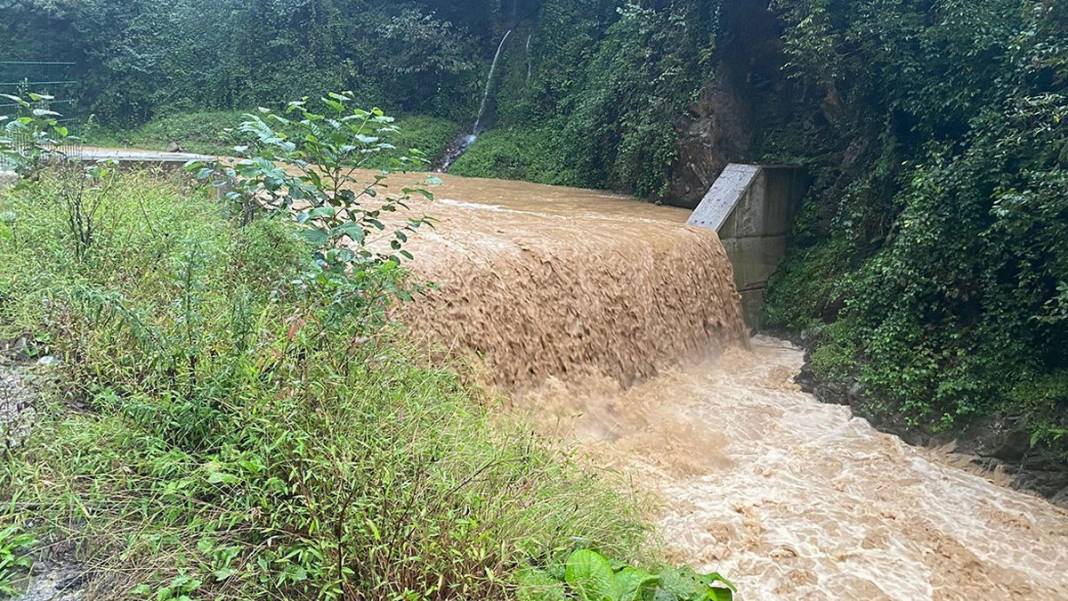 Rize'de şiddetli yağışlar etkili oluyor: Karayolu çöktü 5