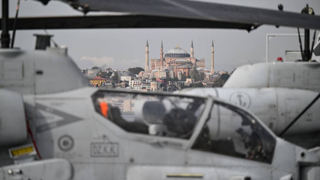 Cumhuriyet'in 100'üncü yılında tarihi geçit! Türk Donanması İstanbul Boğazı'nda 8