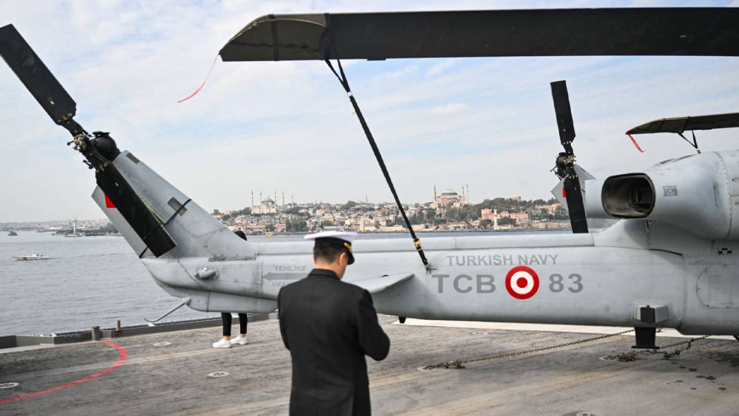 Cumhuriyet'in 100'üncü yılında tarihi geçit! Türk Donanması İstanbul Boğazı'nda 4