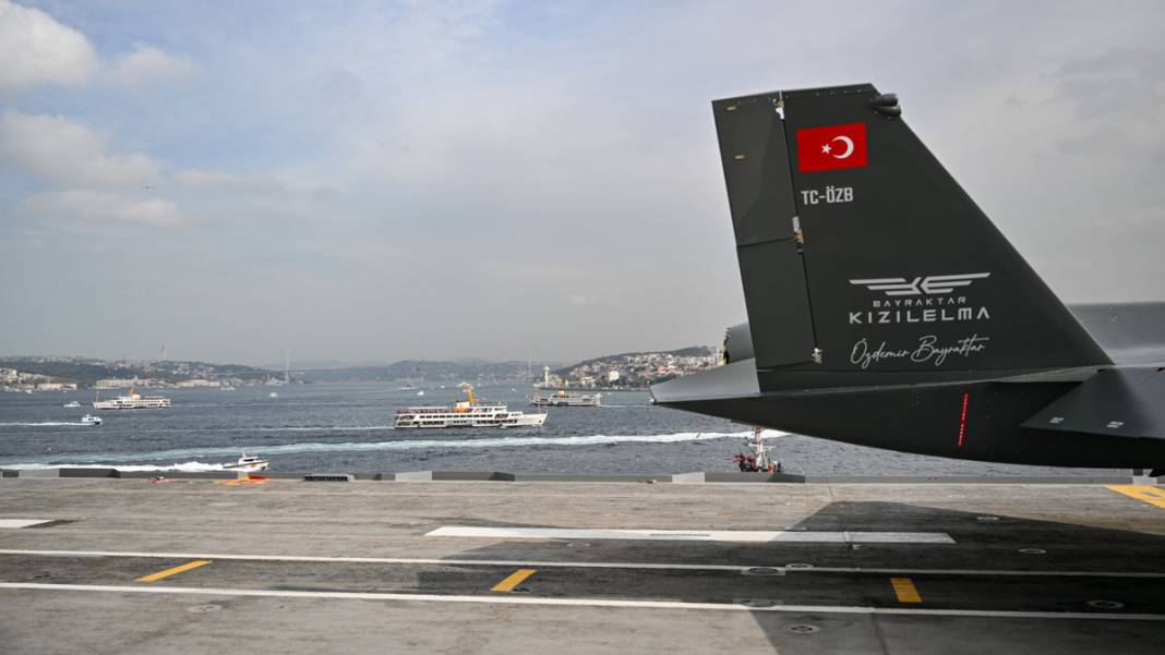 Cumhuriyet'in 100'üncü yılında tarihi geçit! Türk Donanması İstanbul Boğazı'nda 5