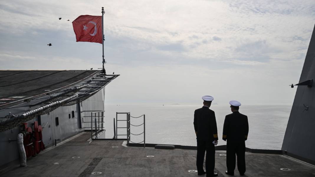 Cumhuriyet'in 100'üncü yılında tarihi geçit! Türk Donanması İstanbul Boğazı'nda 9