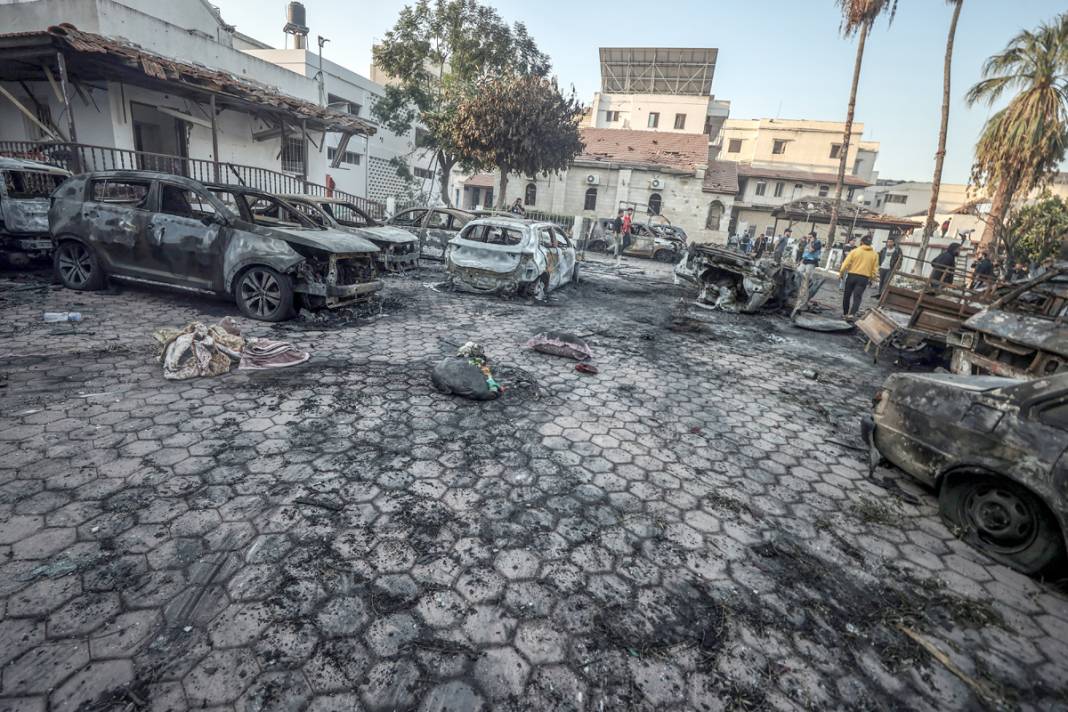 İsrail'in vurduğu hastanede katliamın izleri! Facianın boyutu gün ağarınca ortaya çıktı 11
