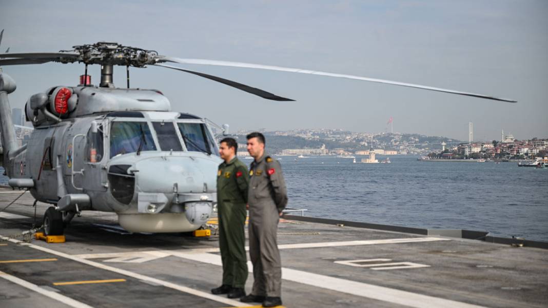 Cumhuriyet'in 100'üncü yılında tarihi geçit! Türk Donanması İstanbul Boğazı'nda 10