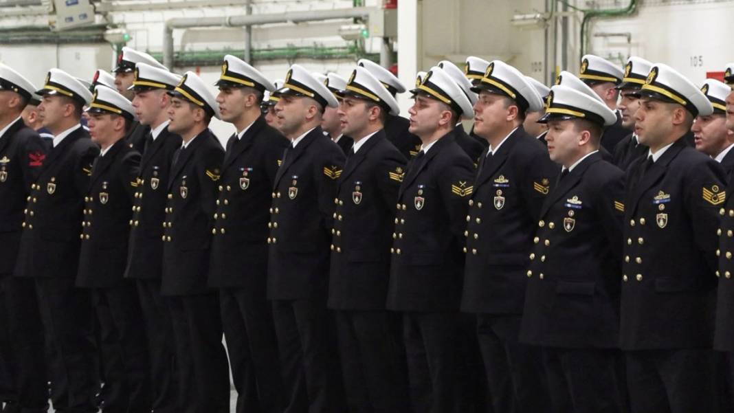 Cumhuriyet'in 100'üncü yılında tarihi geçit! Türk Donanması İstanbul Boğazı'nda 2