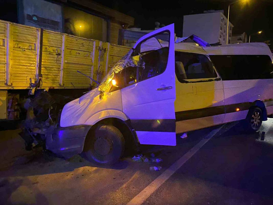 Antalya'da korkunç kaza! Tur minibüsü kamyona saplandı: Ölü ve yaralılar var 12