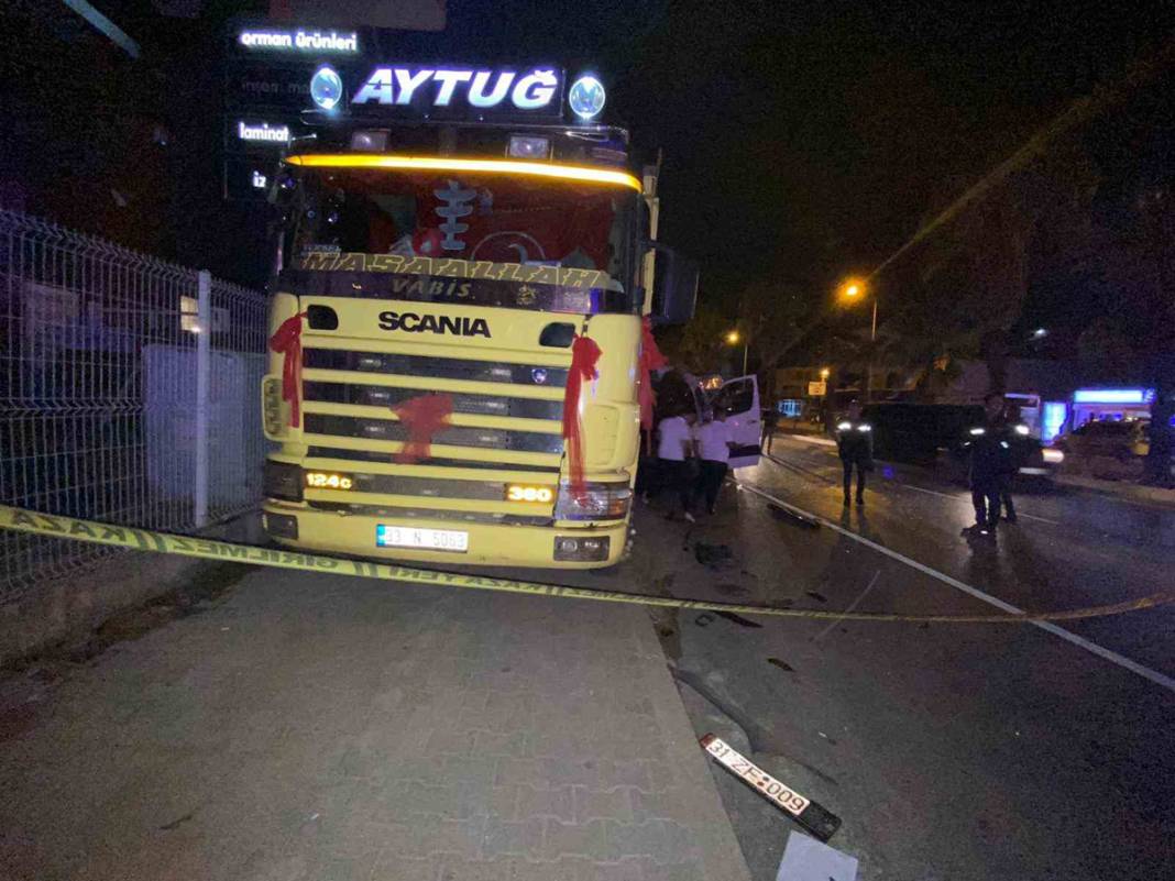 Antalya'da korkunç kaza! Tur minibüsü kamyona saplandı: Ölü ve yaralılar var 7