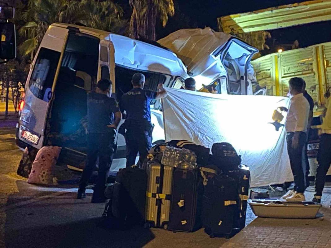 Antalya'da korkunç kaza! Tur minibüsü kamyona saplandı: Ölü ve yaralılar var 4