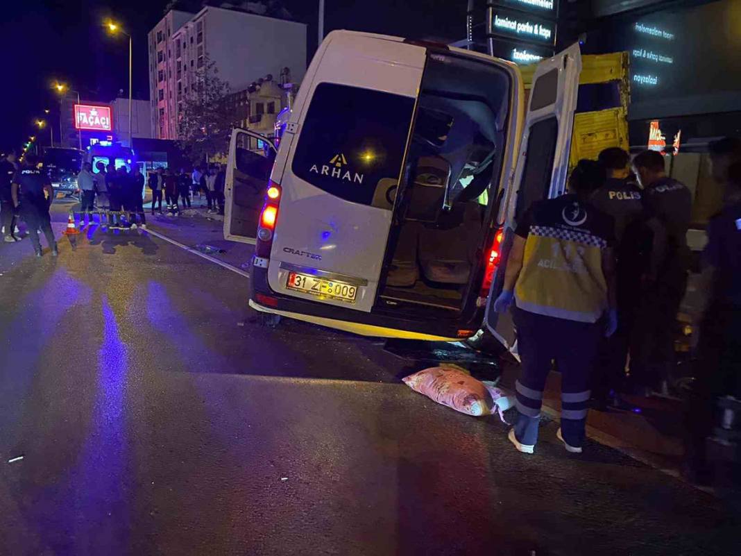 Antalya'da korkunç kaza! Tur minibüsü kamyona saplandı: Ölü ve yaralılar var 6