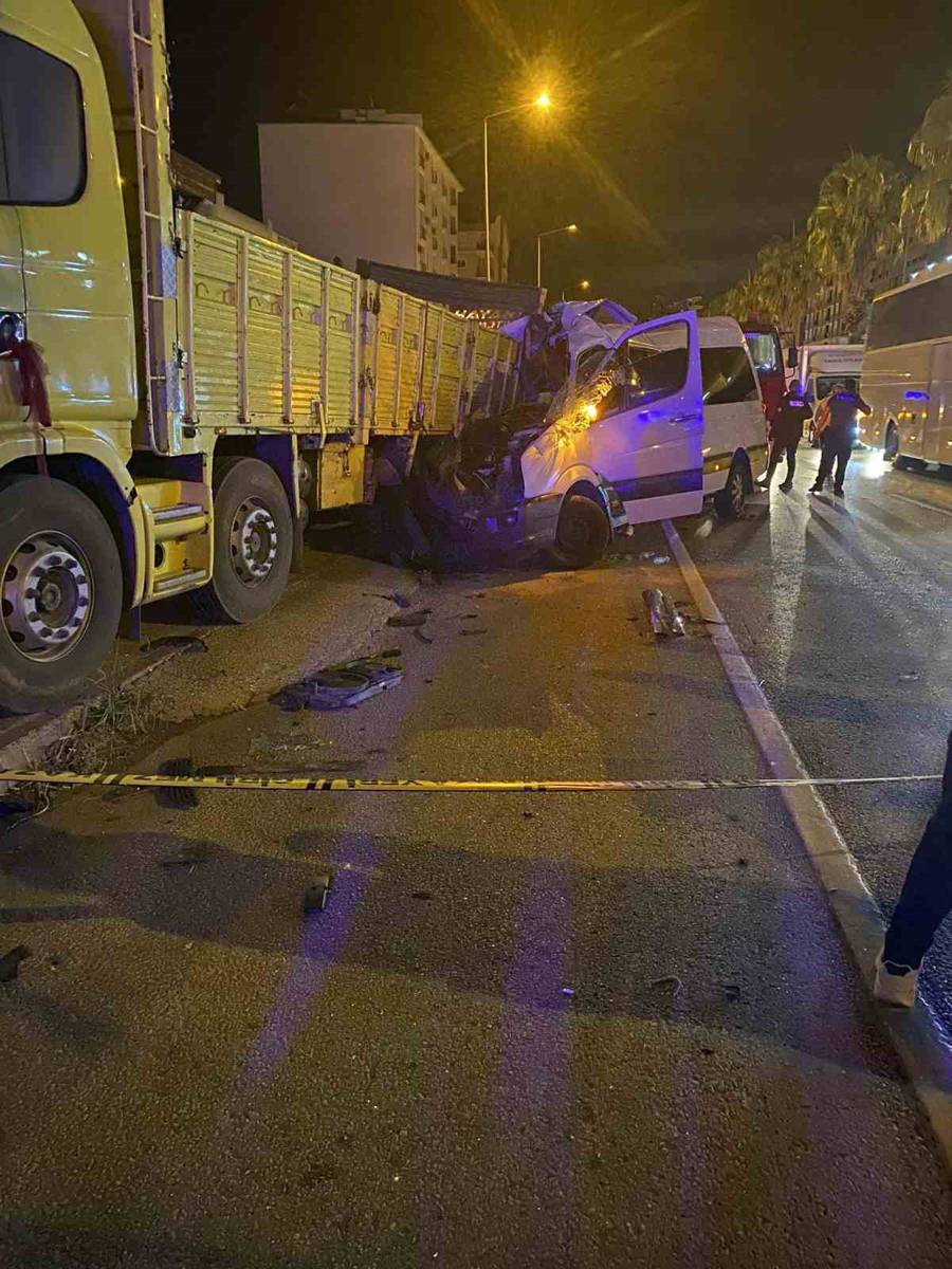 Antalya'da korkunç kaza! Tur minibüsü kamyona saplandı: Ölü ve yaralılar var 3