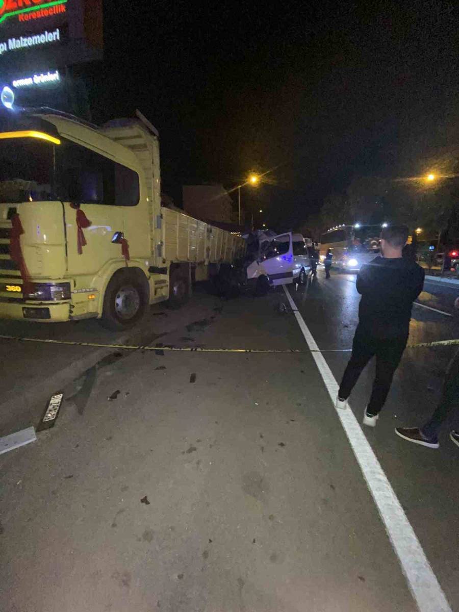 Antalya'da korkunç kaza! Tur minibüsü kamyona saplandı: Ölü ve yaralılar var 2