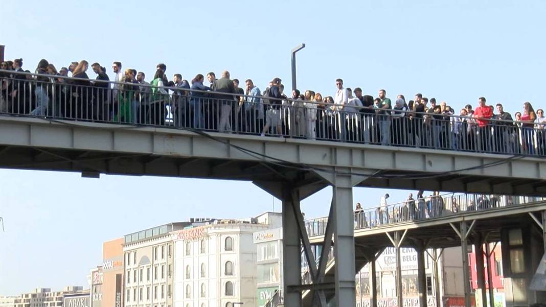Bu sabah İstanbul! Metrobüs duraklarında insan seli 7