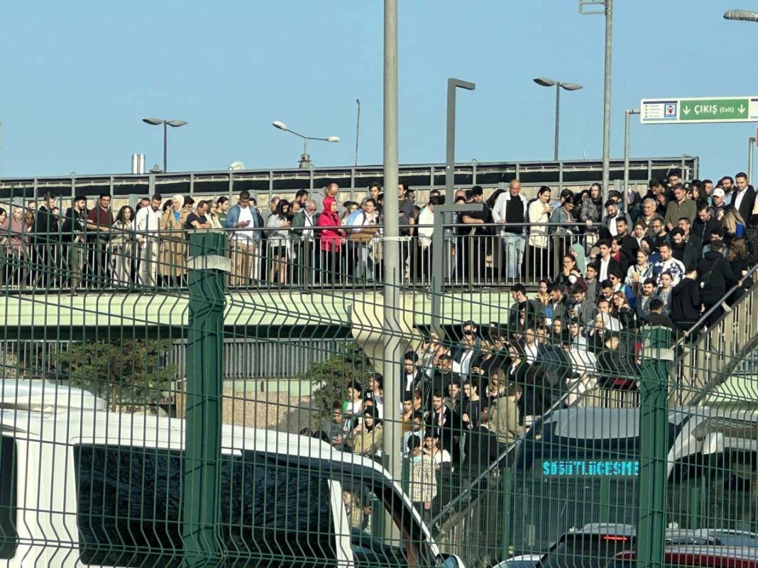Bu sabah İstanbul! Metrobüs duraklarında insan seli 3