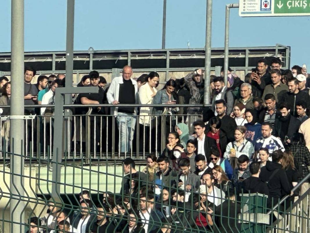 Bu sabah İstanbul! Metrobüs duraklarında insan seli 1