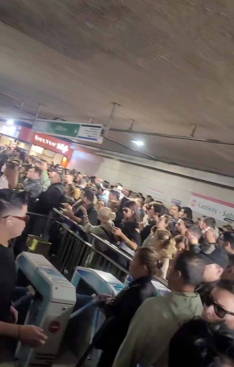 Bu sabah İstanbul! Metrobüs duraklarında insan seli 2